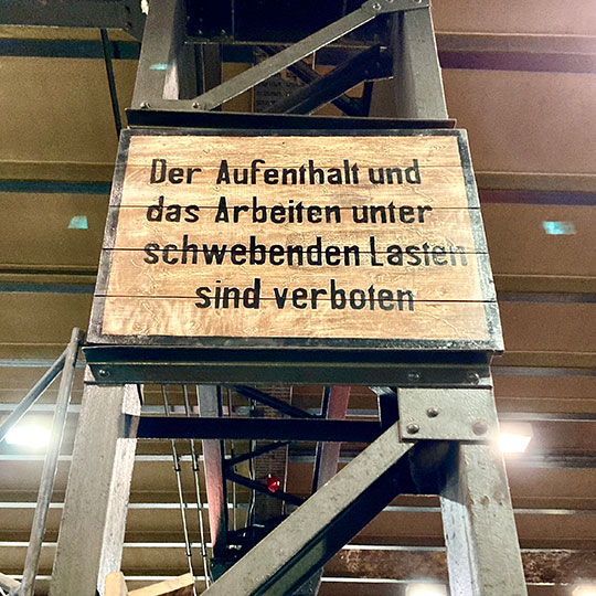 Schild Schwebende Lasten