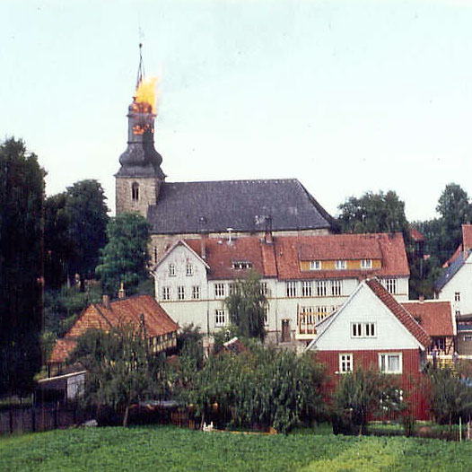 Motorrad-Runde nach Hüttenrode: Kirchenruine und Kriegsgräber