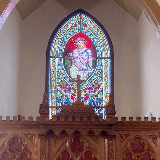 151 Holzkirche Fenster Altar