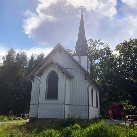 151 Holzkirche Gegenlicht