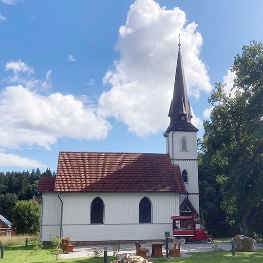 Die kleinste Holzkirche – jetzt mit Apfelbäumen und neuem Vorplatz
