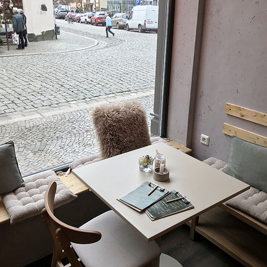 168 cafes valiesfenster2