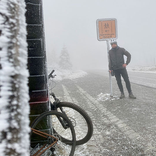 171 Gipfel Lost: Kleine Pause unterwegs im Nebel.