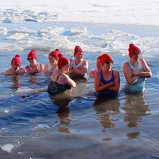 Mit Gottes Segen mutig ins eiskalte Wasser des Reddeberteiches