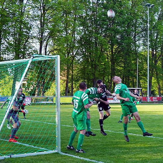 Kampf und Leidenschaft beim Oberharz-Derby: Hasselfelde schlägt Benneckenstein 5:2